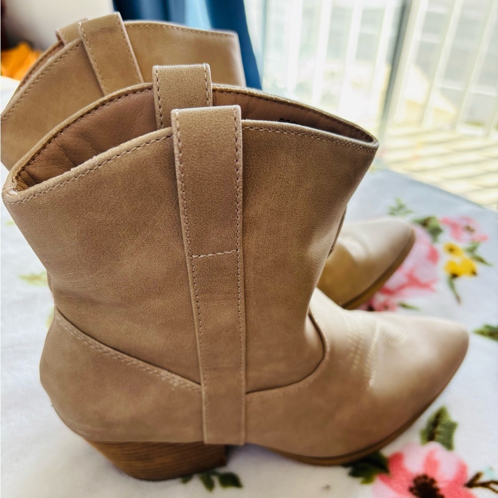 Rachel Zoe beige ankle cowboy boots